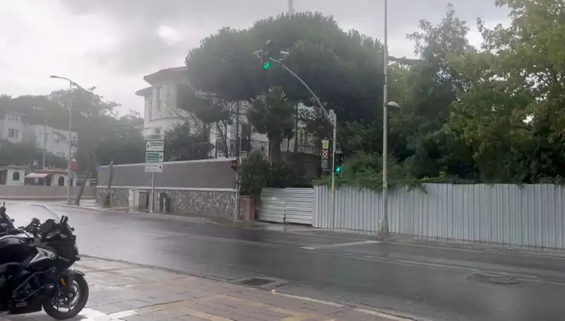 İstanbul'un Büyük Şehir Hayatı: Sağanak Yağmur Nefes Aldırdı