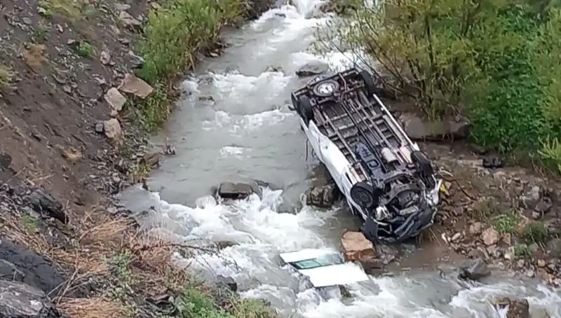 Hakkari'de Minibüs Kazası: Derede Can Pazarı, İki Ölü, Üç Yaralı