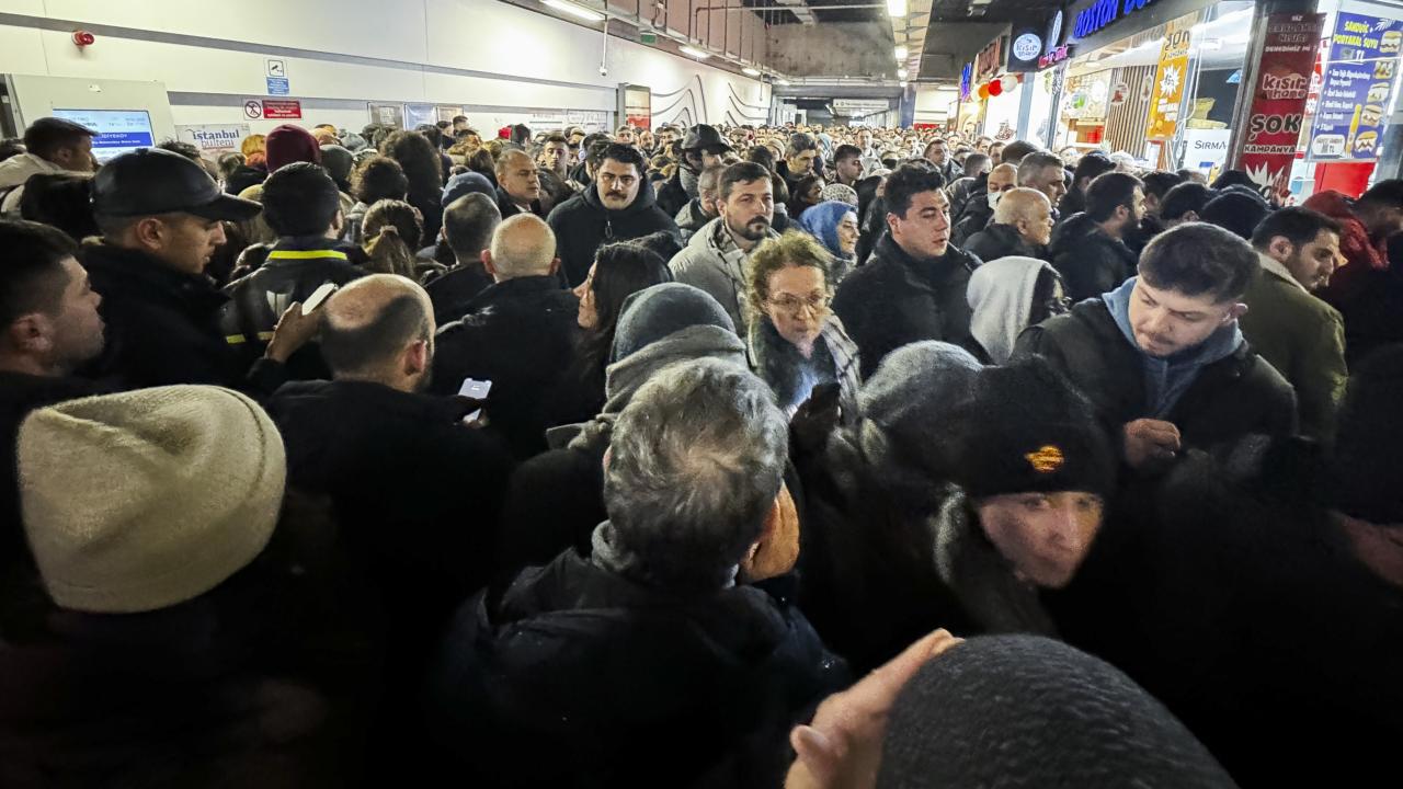 İstanbul'u Beyaza Bürüyen Kar Yağışı